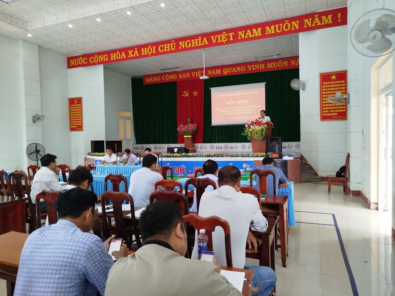 UBND XÃ EA H'ĐING TỔ CHỨC HỘI NGHỊ SƠ KẾT 6 THÁNG ĐẦU NĂM 2024